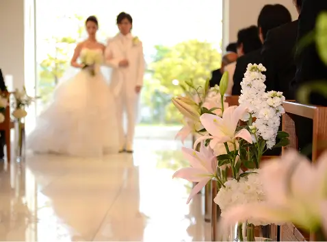 ご新郎、ご新婦様が手を繋いでいる様子