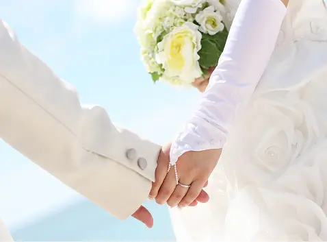 ご新婦様がご新郎を見つめている様子