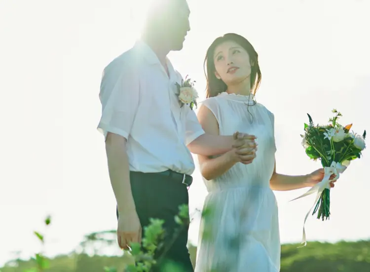 ご新郎、ご新婦様が手を繋いでいる様子
