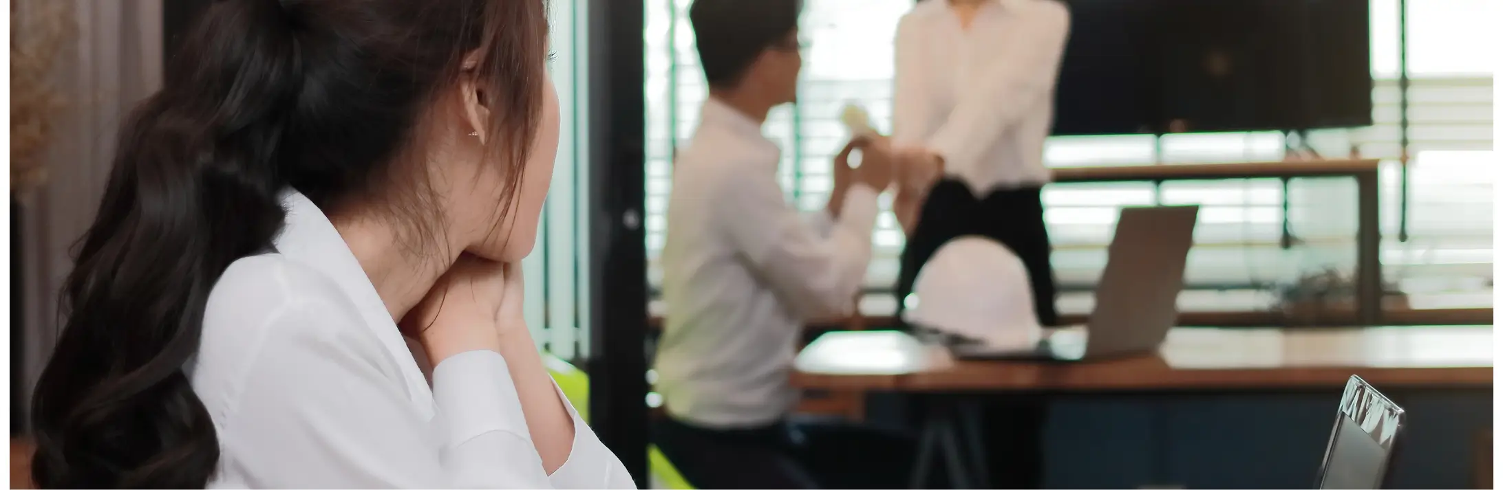 医師と女性のやり取りを羨ましそうに見ている女性