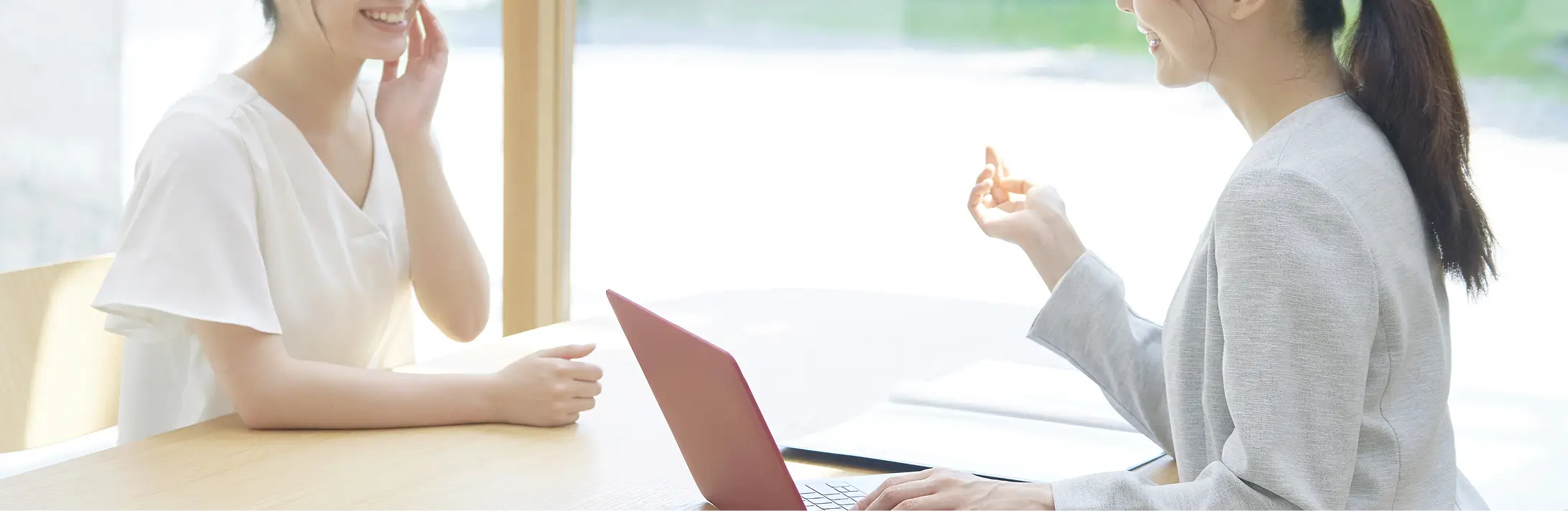 女性が二人で話をしている様子