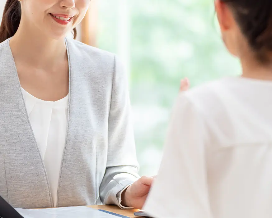 ご新婦様がプランナーに相談している様子