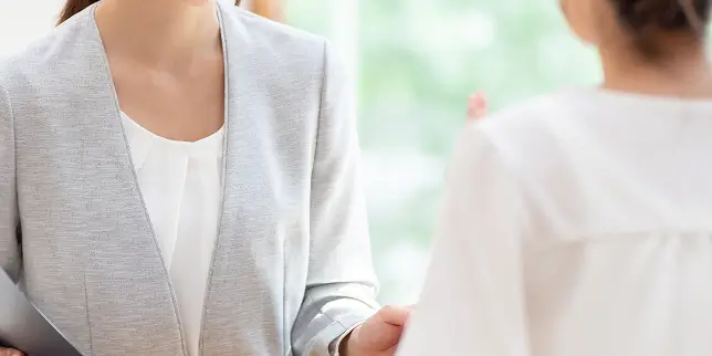 ご新婦様がプランナーに相談している様子
