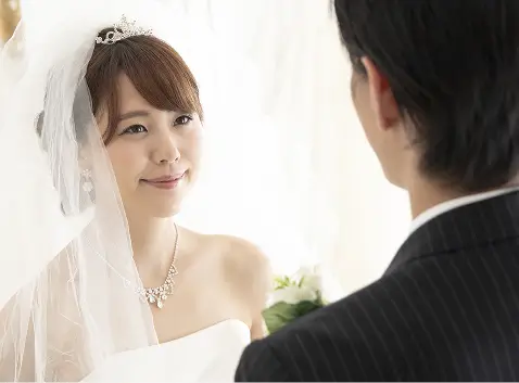 花嫁と花婿がプランナーと打ち合わせしている様子