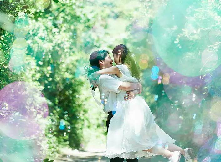 花嫁を花婿が抱き上げている様子