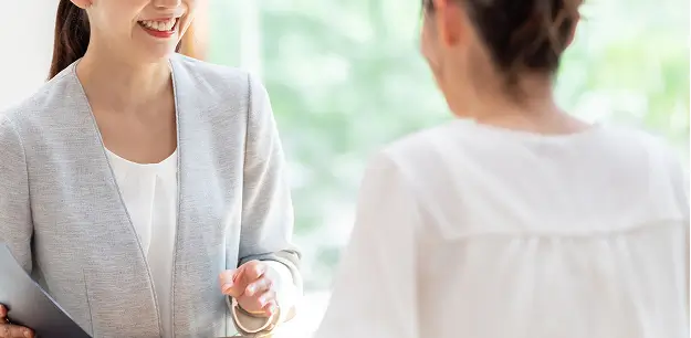 花嫁と花婿がプランナーと打ち合わせしている様子