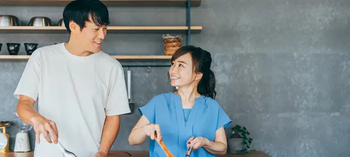 花嫁と花婿が一緒に料理をしている様子