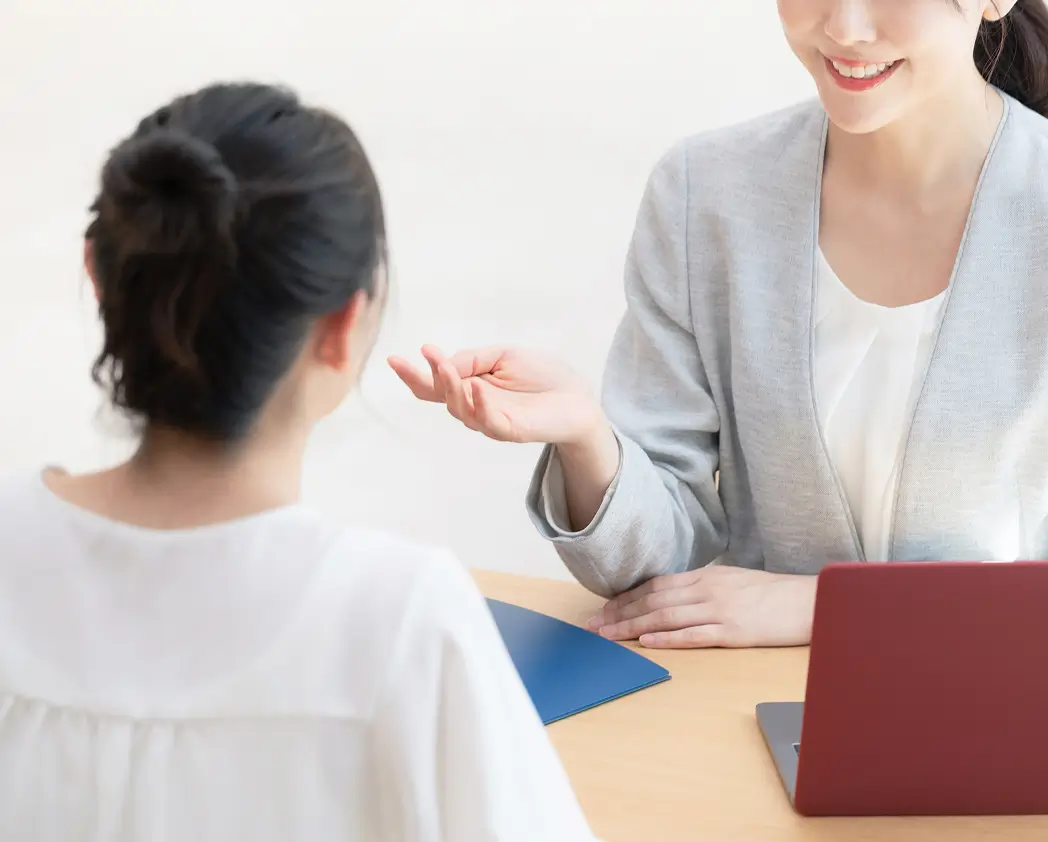 プランナーと花嫁が打ち合わせしている様子