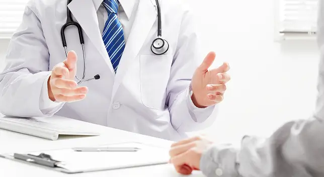 医師が患者さんに説明している様子
