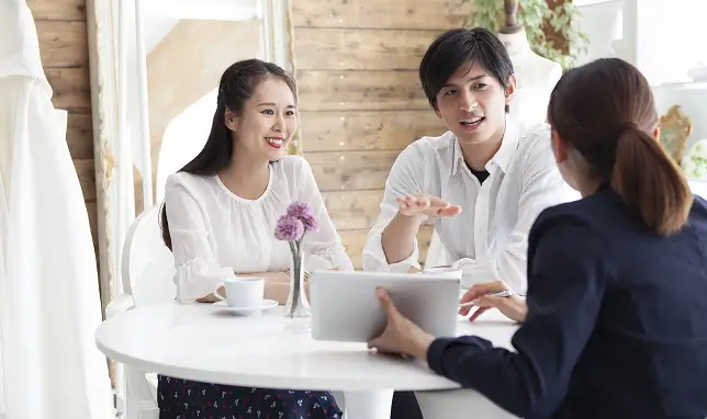 プランナーとご新郎、ご新婦様が打ち合わせしている様子