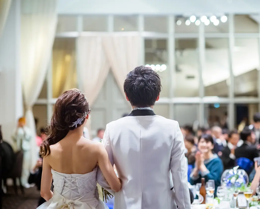 披露宴でのご新郎ご新婦様の後ろ姿